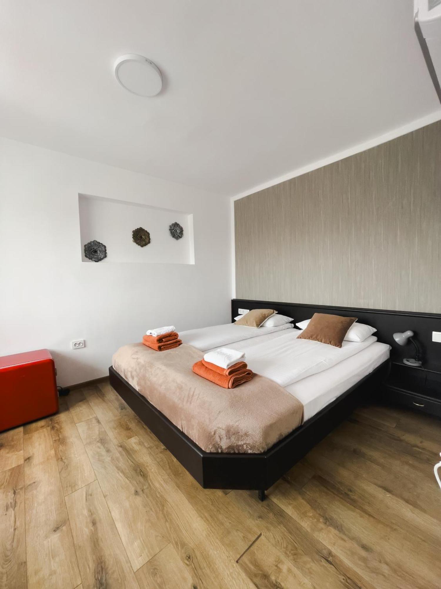 Myda Hotel Apahida Bagian luar foto