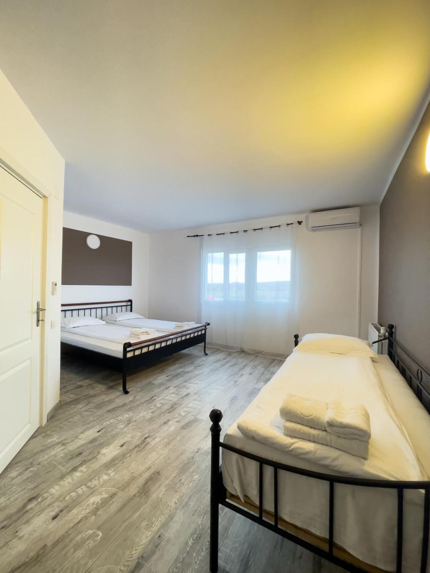 Myda Hotel Apahida Bagian luar foto